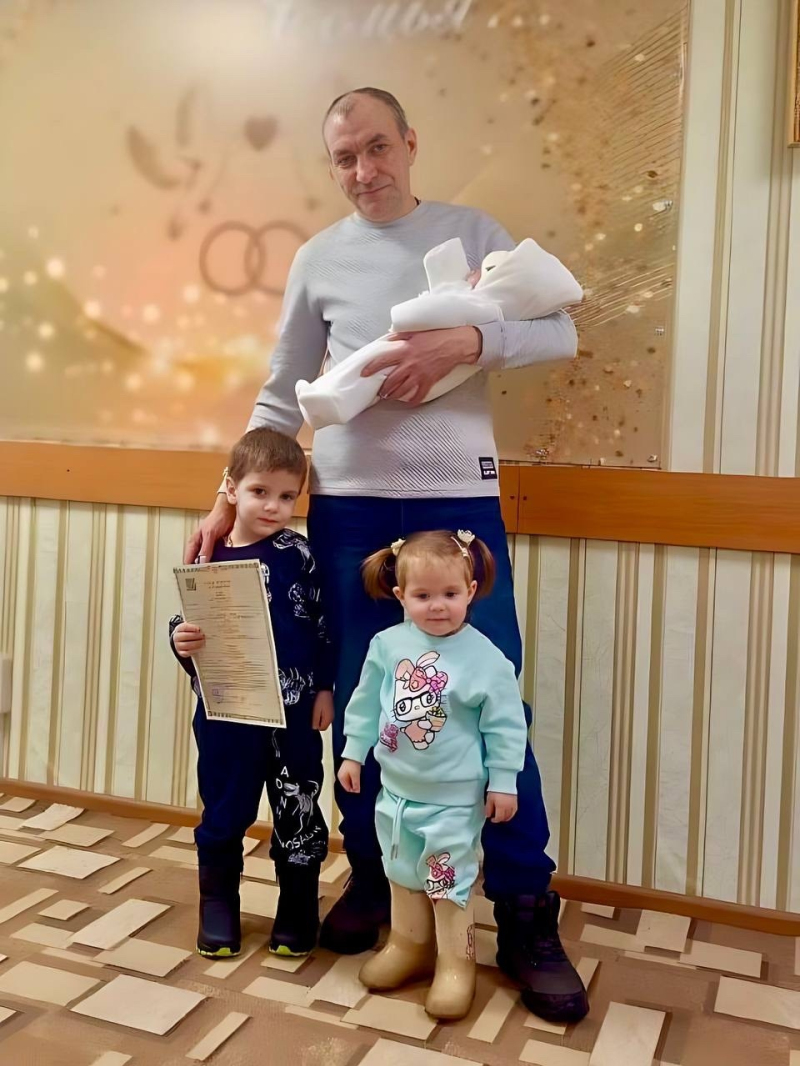 Папа — первый герой: Вяземский отдел ЗАГС поздравляет отцов с праздником